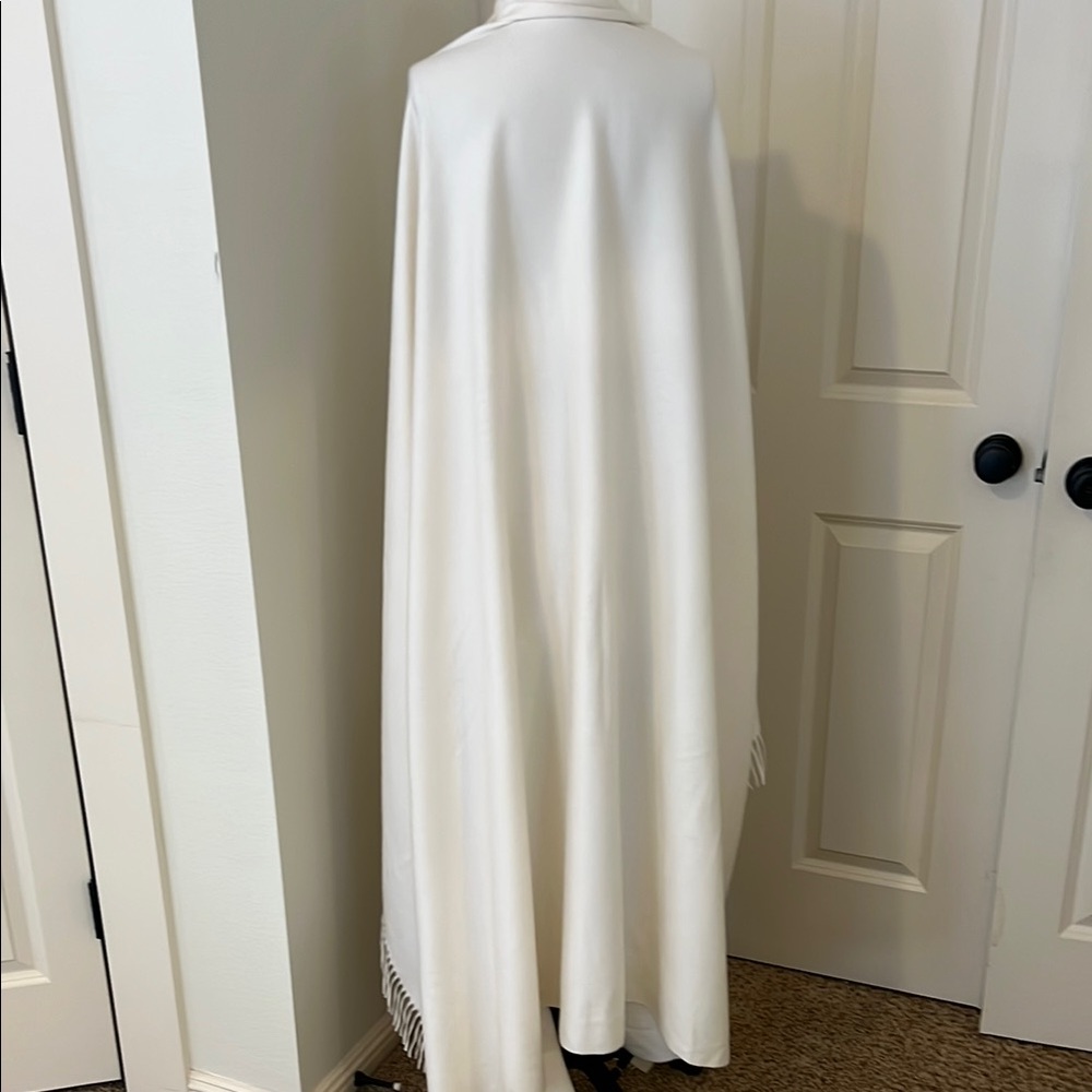 Elegant Cream Fringe Shawl by Hermes very rare and beautiful - Picture 7 of 11